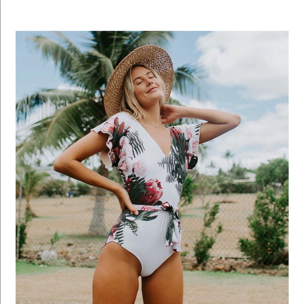 Albion fit desert cape swim size small- worn once! Excellent shape. Beautiful!